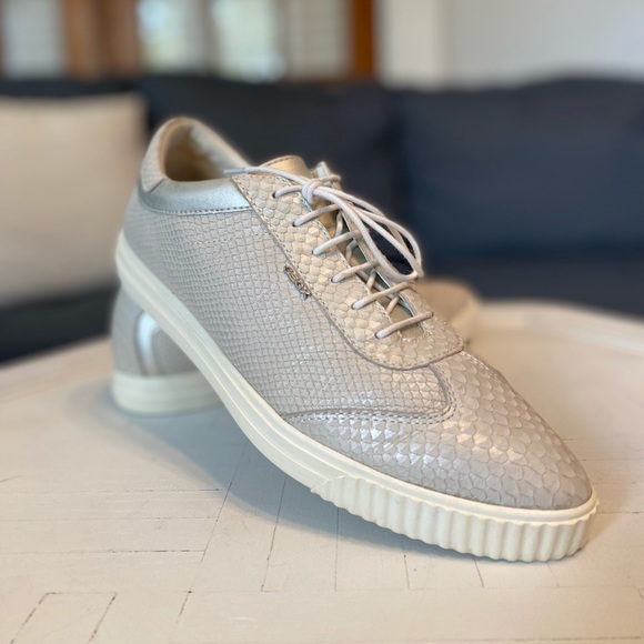 GEOX Respira Snakeskin Metallic Light Silver Women’s Leather Sneakers Size 9 - Picture 1 of 9